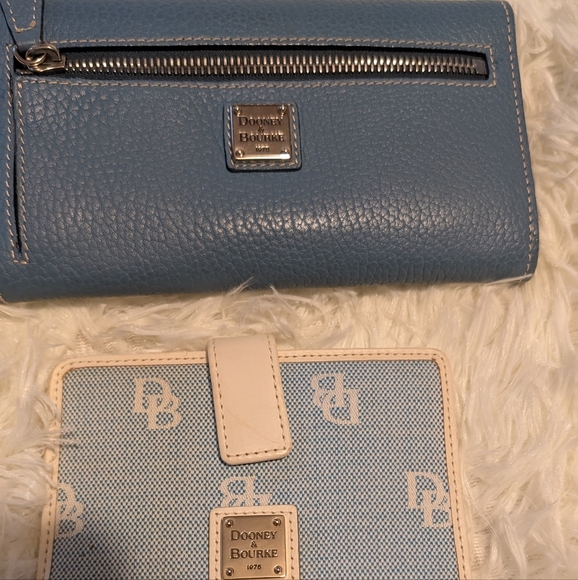 Lot Of Two Dooney And Burke Wallets, In Used Excellent Condition - Picture 2 of 5